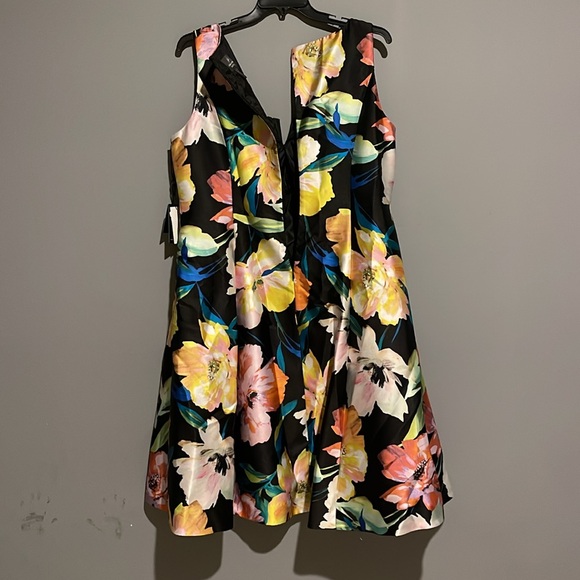 Adrianna Papell
Plus Size Mikado Floral Print Notch Scoop Neck Sleeveless Dress - Picture 4 of 8